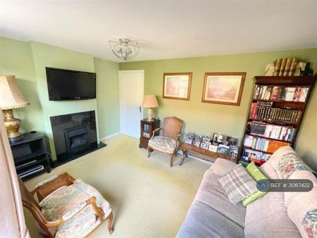 3 bedroom semi-detached house to rent - Photo 2
