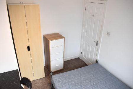 1 bedroom in a house share to rent - Photo 4
