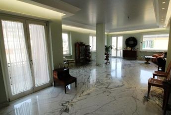 Aventino-S.Saba: Brand new 3 Bedroom, 3 bath, spacious triple living-dining room, modern kitchen, large balconies. Air conditioning, alarm, lots of natural light, located on quiet tree lined street walking distance to all services, metro, FAO. Ref 2057