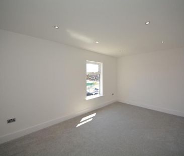 3 bedroom end of terrace house to rent - Photo 4