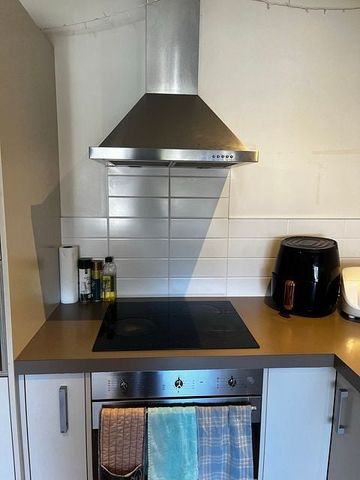 Stylish 3BR Townhouse in Newtown - Photo 2