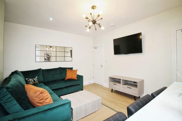 BILLS INCLUDED -Cardigan Road, Hyde Park, Leeds, LS6 - Photo 1