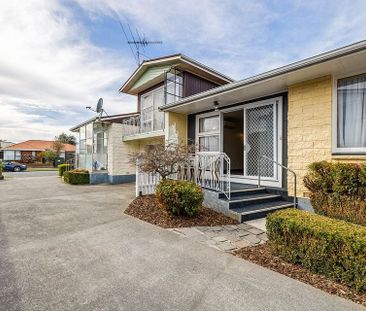 Pet friendly home in a great location - Photo 2
