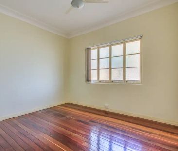 “This recently renovated duplex will not last long! Located conveni... - Photo 1