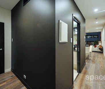 Gem in Fremantle! - Photo 2