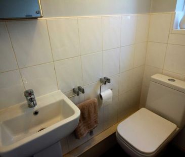 2 bedroom end of terrace house to rent - Photo 4