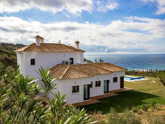 4 bedroom luxury Villa for rent in Urb Atlanterra, Zahara de los Atunes, Cadiz, Andalusia - Photo 1