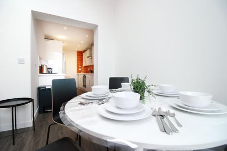 1 bedroom in a house share to rent - Photo 2
