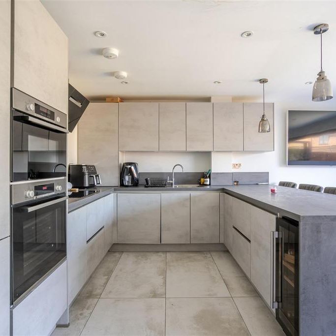 4 bedroom semi-detached house to rent - Photo 1