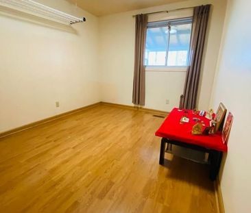 For Lease - 130 Surbray Grove, Mississauga, Ontario - Photo 3