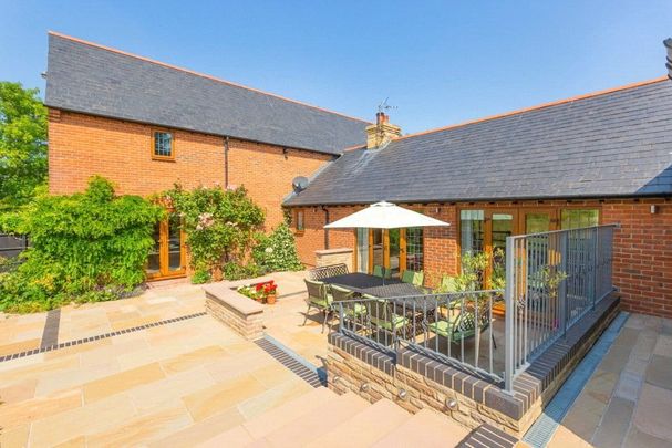 A stunning 5 bedroom family home situated on the outskirts of Wantage overlooking fields. The property offers open plan family living, 5 bedrooms, study, beautiful gardens and spacious terraces, perfect to enjoy country living with the convenience of a popular market town. - Photo 1