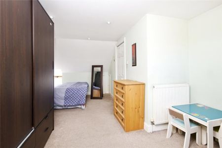 3 Bed Terraced House, Eastcombe Avenue, SE7 - Photo 5