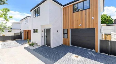 Modern 4 Bedroom Home in Blockhouse Bay - Photo 3