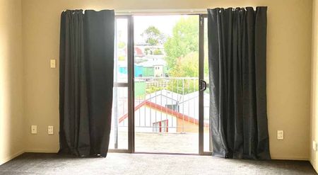 Chic 2BR Townhouse in Papatoetoe - Photo 4