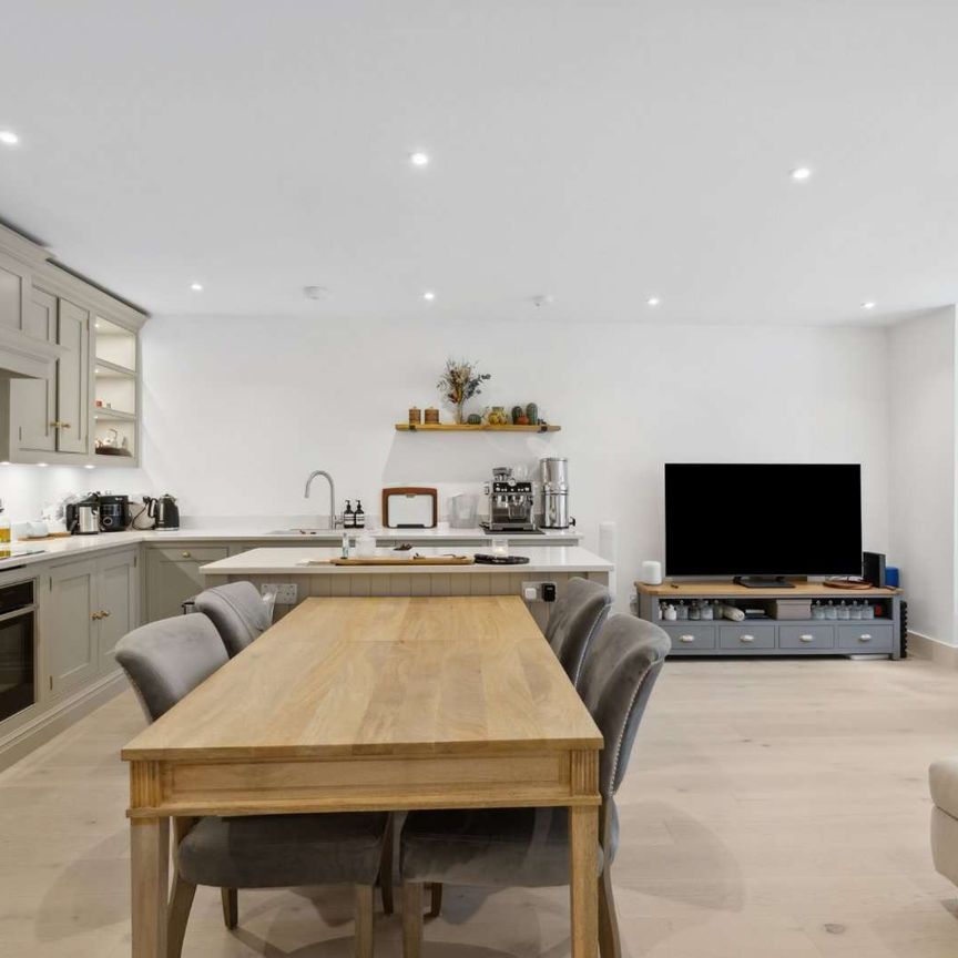 A beautifully presented apartment in the heart of Kensington with a private patio - Photo 1