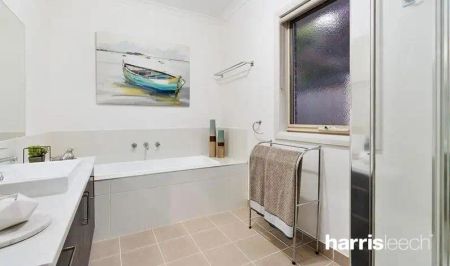 “Three Bedroom Town House” - Photo 5