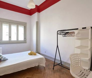 Room in a shared 11-bedroom apartment for rent in Lisbon. - Photo 6