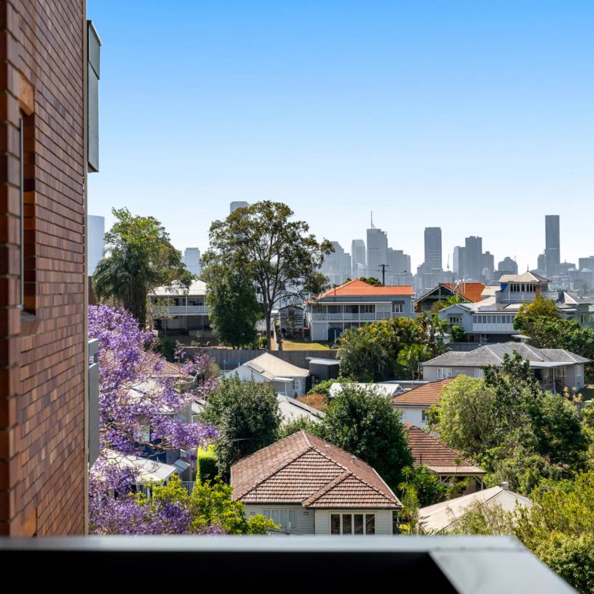 Light-Filled Greenslopes Apartment Offering Comfort and Convenience - Photo 1