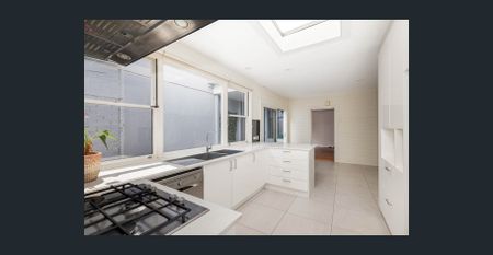 Renovated Victorian terrace / spacious rear lane garage - Photo 4