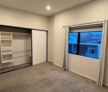 Modern 3-Bedroom Townhouse – Prime Location Ne... - Photo 1