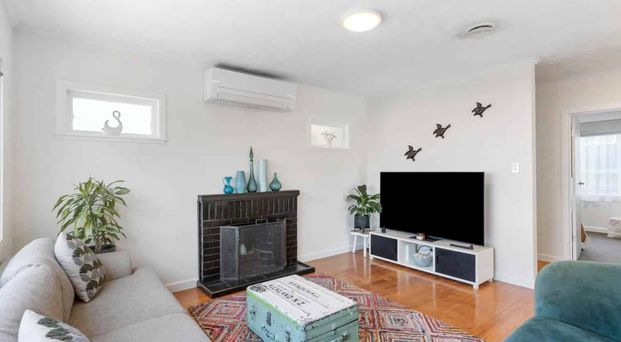 Light, Lifestyle and Location - Rangitoto Coll... - Photo 1