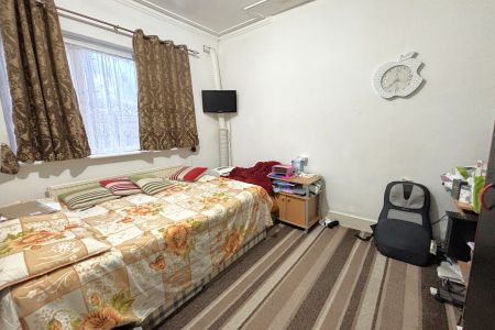 Walton Road, Woking - 3 bedrooms Property for lettings - Seymours - Photo 2