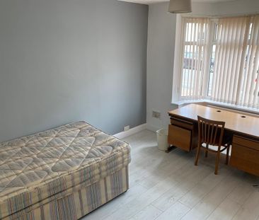 4 bedroom semi-detached house to rent - Photo 2