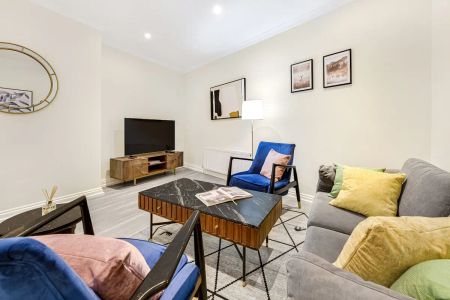 1 bedroom flat in London - Photo 4