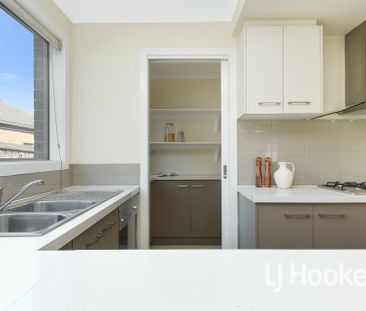 Prime Location, Perfect Family Living! - Photo 3