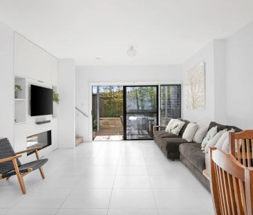 Luxury Reimagined: Three-Level Coastal Masterpiece - 250 Metres fro... - Photo 1