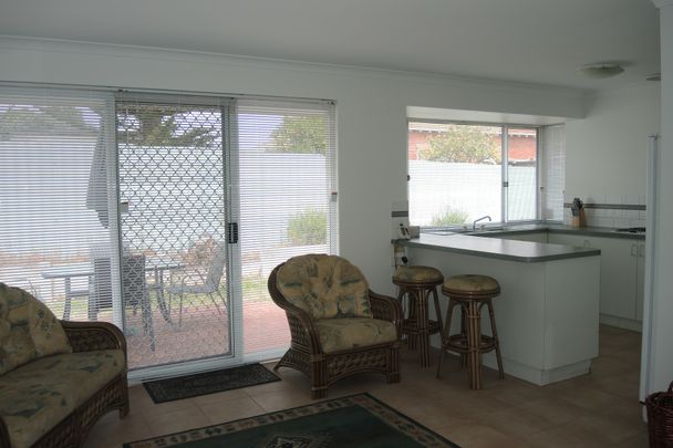 Refresh yourself in this tranquil partly furnished family villa! - Photo 1