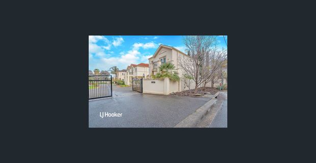 Classic Styled Townhome - Photo 1