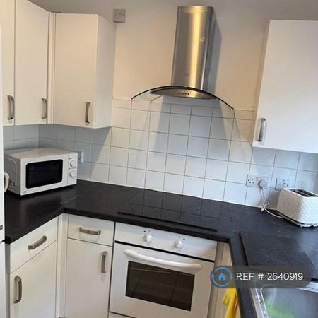 1 bedroom in a flat share to rent - Photo 3