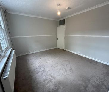 3 bedroom flat to rent - Photo 2