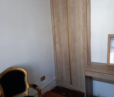 1 bedroom in a flat share to rent - Photo 2