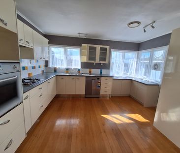 Family home with a big yard! - Photo 2