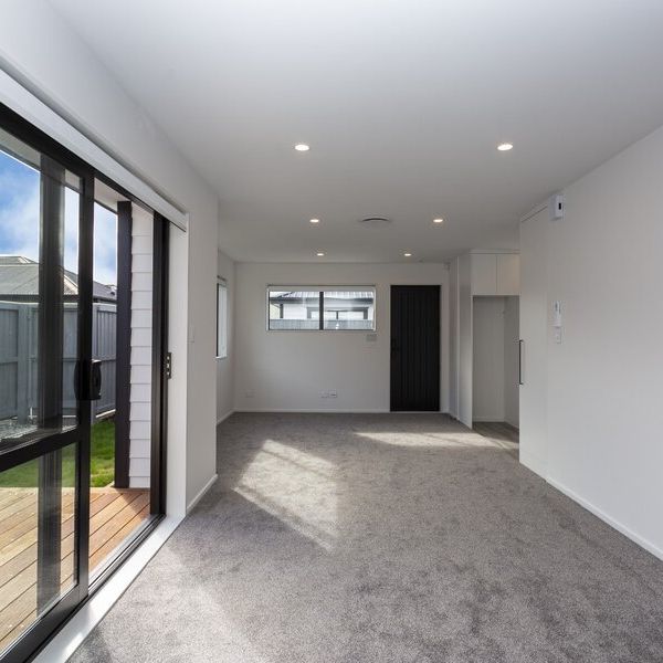 Near New Spacious 2 Bedroom Townhouse! - Photo 1