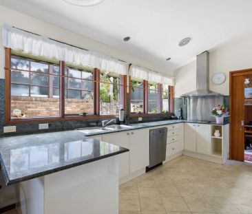 Tranquil Family Retreat in a Leafy Setting - Photo 6