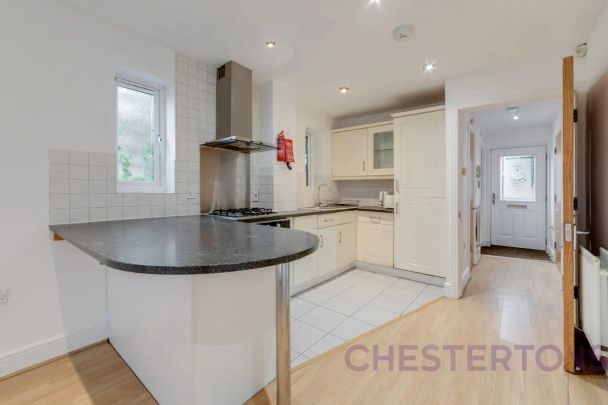 5 bedroom house in London - Photo 1