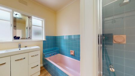 Large three bedroom home - Photo 2