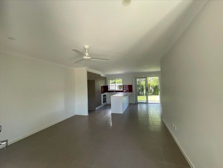 Stylish Townhouse in Coomera – Contemporary Living in a Prime Location - Photo 3
