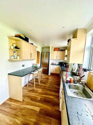 Room in a Shared House, Whatley Acenue, SW20 - Photo 2