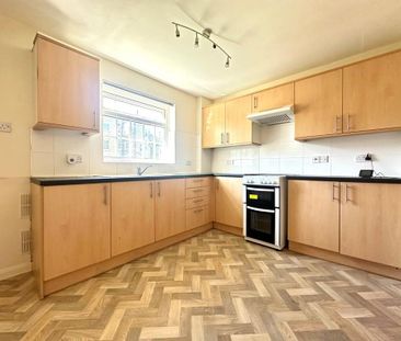 3 bedroom end of terrace house to rent - Photo 3