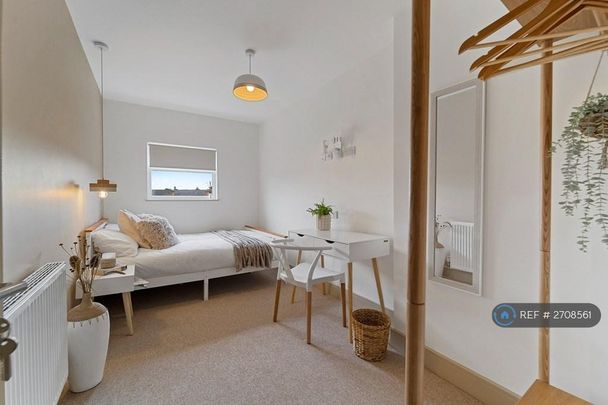 1 bedroom in a house share to rent - Photo 1