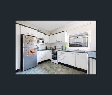 Spacious 2 Bedroom Apartment with Distant City Views - Photo 5