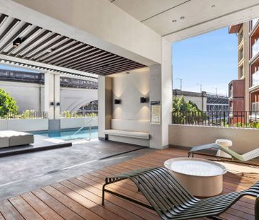 BOUTIQUE APARTMENT WITH DESIGNER FINISHES IN THE ROCKS | Furnished - Photo 2