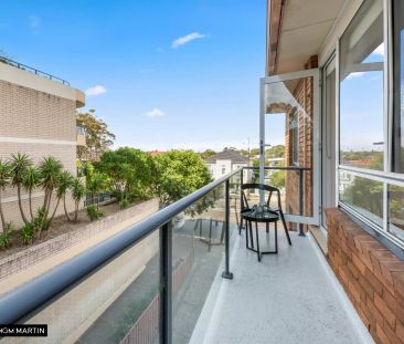 MGM MARTIN - TOP FLOOR TWO BEDROOM APARTMENT WITH LOCK-UP GARAGE - Photo 2