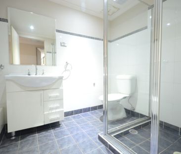 Lovely 2 Bedroom in Handy Location! - Photo 3