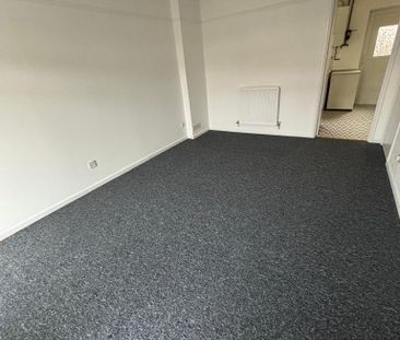 3 bedroom end of terrace house to rent - Photo 2