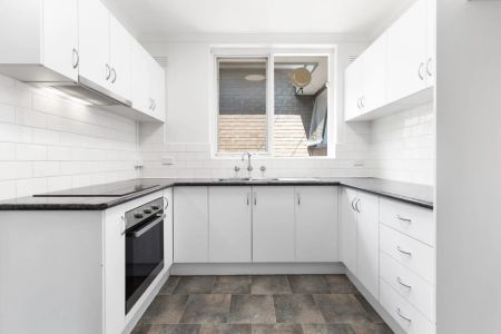 Spacious Two-Bedroom Apartment in Prime Toorak Location - Photo 5